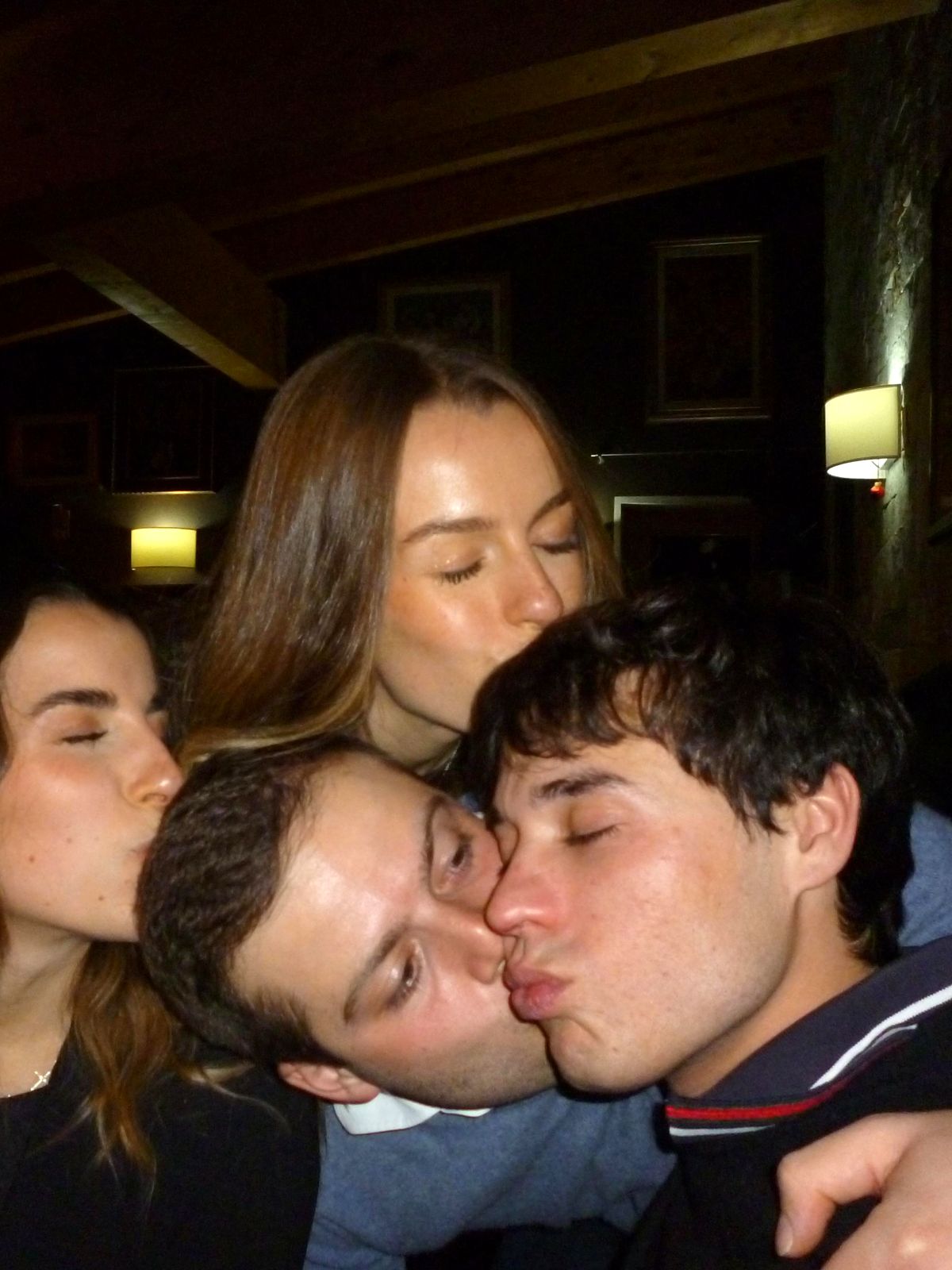 Un gruppo di amici alla festa dopo la cena in baita